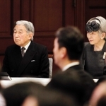 追悼式典に出席された天皇、皇后両陛下＝１７日午後０時５分、神戸市中央区下山手通４、県公館（撮影・三浦拓也）