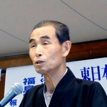 震災２０年メモリアル集会で講演する福島県楢葉町にある宝鏡寺の住職早川篤雄さん（７５）＝神戸市中央区、市勤労会館