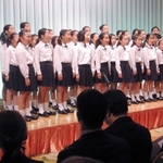 「しあわせ運べるように」を合唱する神戸市立桂木小学校合唱団の児童＝神戸市中央区中山手通４