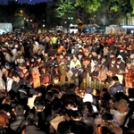 　阪神・淡路大震災から２０年となった１７日、「１・１７のつどい」（神戸市など主催）が営まれた神戸・東遊園地には終日、大勢の人が訪れた。午前５時４６分の式典後は、犠牲者の名が刻まれている「慰霊と復興のモニュメント」を目指す行列が長く延びた。日が落ちても人の波は途切れず、竹灯籠の前は深い祈りに包まれた＝１７日午後５時４６分、神戸市中央区加納町６（撮影・小林良多）