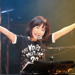 ２０回目の震災復興支援ライブで歌声を響かせる平松愛理さん＝新神戸オリエンタル劇場（撮影・石湯恒介）