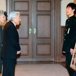 兵庫県立舞子高校環境防災科の大西莉加さん（右端）と成尾春輝さんから被災地での活動について説明を受けられる天皇、皇后両陛下＝県公館（代表撮影）