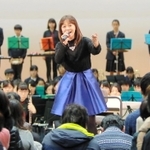 アメイジング・グレイスを歌い上げる華原朋美さん＝神戸市立駒ケ林中学校