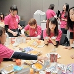 さまざまな非常食を手に、メニューを考える女子大学生ら＝２０１４年１１月１５日、神戸市役所
