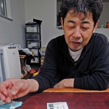 清水純子さんの手紙に「私たち一家にとってのあしながさん」と話す高橋昭彦さん＝西宮市今津水波町