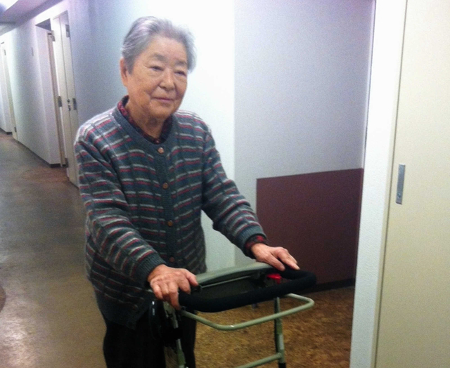 手押し車で外出する谷幸世さん