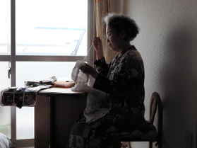 窓際の光を頼りに裁縫をする笠松美智子さん＝神戸市兵庫区（撮影・中西大二）