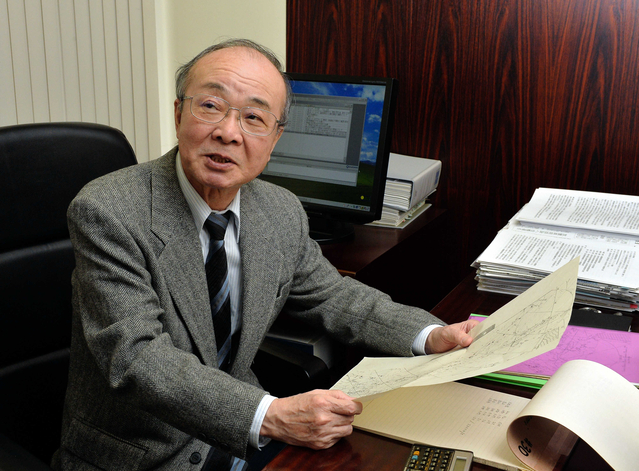 「阪神・淡路大震災は今も、都市部の地震の被害想定や対策の基礎になっている」と話す阿部勝征さん＝東京都千代田区、地震予知総合研究振興会