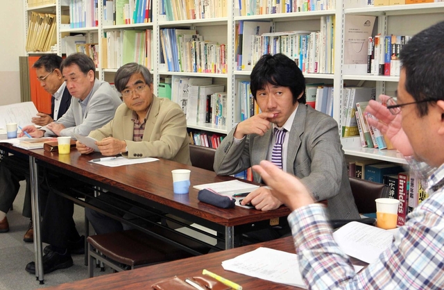被災者支援の法制度を検討する研究会。研究者のほか弁護士、自治体職員らがメンバーになっている＝西宮市上ケ原一番町、関西学院大学災害復興制度研究所（撮影・小林良多）