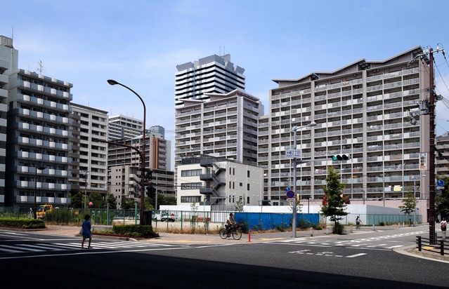 再開発事業が進み、公営住宅やマンションが立ち並ぶ大若３地区＝神戸市長田区大橋町（撮影・三浦拓也）
