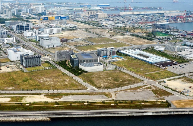 広がる空き地。企業誘致がミナト再生の鍵を握る＝神戸・ポートアイランド２期（撮影・大森　武）