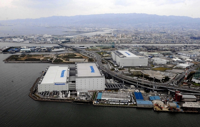 パナソニック工場が並ぶ阪神間臨海部。ものづくりと港湾の関係は重要だ