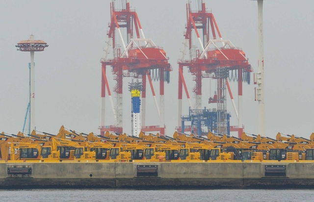船積みを待つ油圧ショベル。神戸港から国内外に運ばれる＝六甲アイランド（撮影・宮路博志）