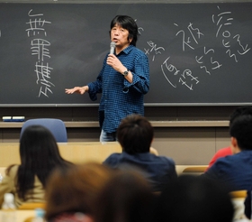 大学の授業でメディア論を教える森達也さん。自分で考えることの大切さを学生に伝える＝東京都千代田区神田駿河台１、明治大学