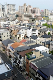 復興区画整理事業を経て、３階建て住宅が整然と並ぶ＝神戸市灘区琵琶町（撮影・中西幸大）