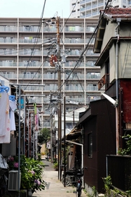 北側に再開発ビル群が迫る。路地を生かしたまちづくりが進む＝神戸市長田区駒ケ林町２（撮影・三浦拓也）
