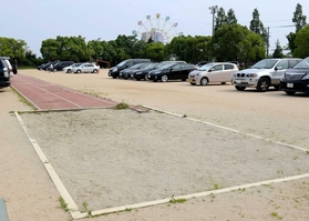 仮設住宅があった補助競技場。土日、祝日は駐車場になる＝神戸市灘区王子町２（撮影・中西幸大）