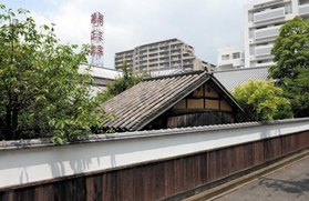 木造の酒蔵と巨大マンションが近接する＝神戸市東灘区魚崎西町１（撮影・中西幸大）