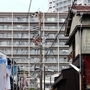 北側に再開発ビル群が迫る。路地を生かしたまちづくりが進む＝神戸市長田区駒ケ林町２（撮影・三浦拓也）