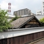 木造の酒蔵と巨大マンションが近接する＝神戸市東灘区魚崎西町１（撮影・中西幸大）