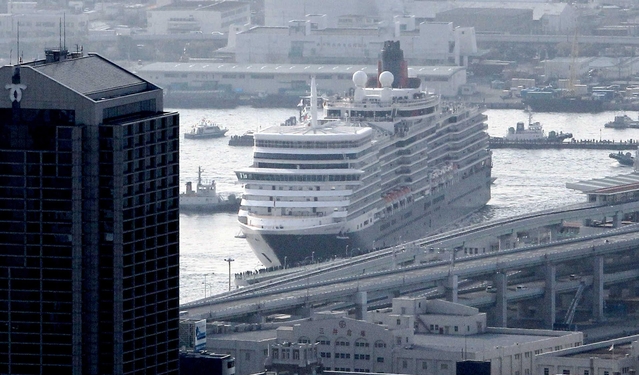 神戸に初寄港した３代目「クイーン・エリザベス」。ミナト神戸の風景に溶け込んだ＝３月１９日、神戸港（撮影・三浦拓也）