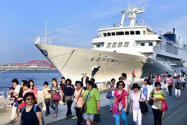 神戸港の遊覧を楽しんだ外国人観光客ら。経済波及効果が期待される＝６月２５日、神戸市中央区波止場町（撮影・宮路博志）