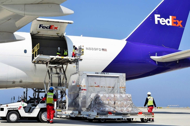 貨物を取り扱う航空機。フェデックスは関西空港に北東アジアの集荷拠点を設けた（フェデックス提供）