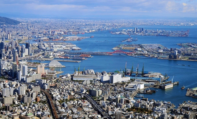 後背地に多彩な産業が集積する神戸港。大阪港とともに「阪神港」として存在感を示せるか（撮影・宮路博志）