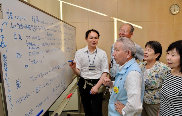 語り部の勉強会。互いの話を聞き、意見を述べ合う＝神戸市中央区、人と防災未来センター