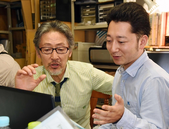 堀内正美（左）から代表理事を引き継いだ藤本真一。息の長い活動を目指す＝神戸市兵庫区（撮影・宮路博志）