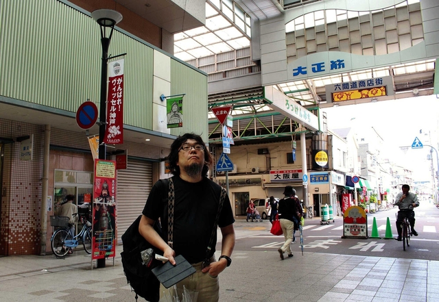 阪神・淡路大震災で大火に見舞われたＪＲ新長田駅南側を歩く井出明・追手門学院大学准教授＝神戸市長田区二葉町