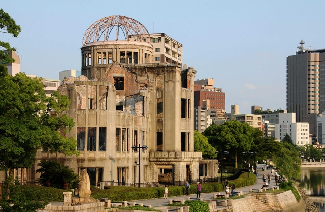 被爆当時の姿をとどめる原爆ドーム。遺構を守る取り組みの先例となってきた＝広島市中区大手町