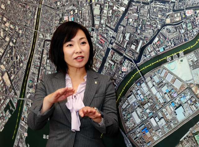 「主権者である市民の手で、社会の仕組みは変えられる。税金の使い道も」と語る稲村和美さん＝尼崎市役所