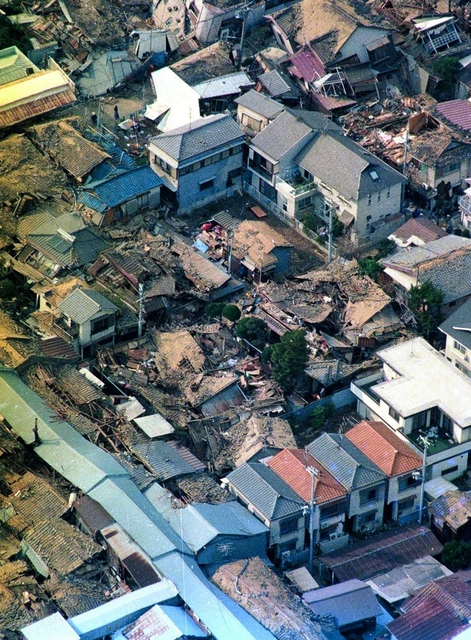 阪神・淡路大震災。つぶれた家と、つぶれなかった家が隣り合っていた＝１９９５年１月１８日、芦屋市内