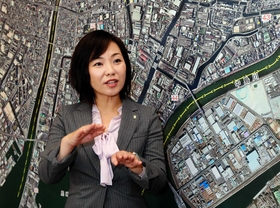 「主権者である市民の手で、社会の仕組みは変えられる。税金の使い道も」と語る稲村和美さん＝尼崎市役所