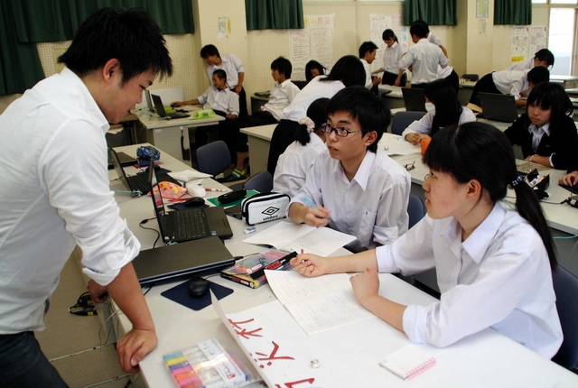 ＯＢ（左）のアドバイスを受けながら学ぶ民谷美友斗君（中央）ら１年生＝神戸市垂水区学が丘