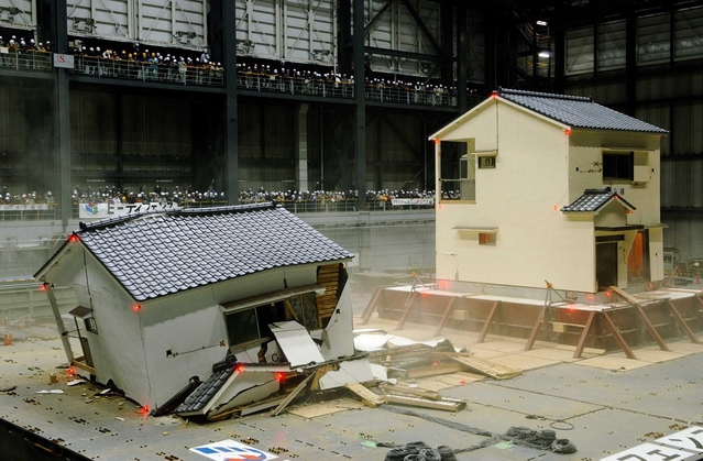 Ｅ－ディフェンスで実施された震度７の震動実験。無補強の旧耐震住宅は１階がぺしゃんこに＝２００７年２月、三木市志染町（撮影・三津山朋彦）