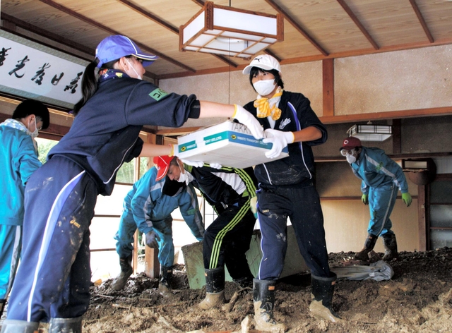 泥かきの前に、家の中を手分けして片付ける生徒たち＝丹波市市島町
