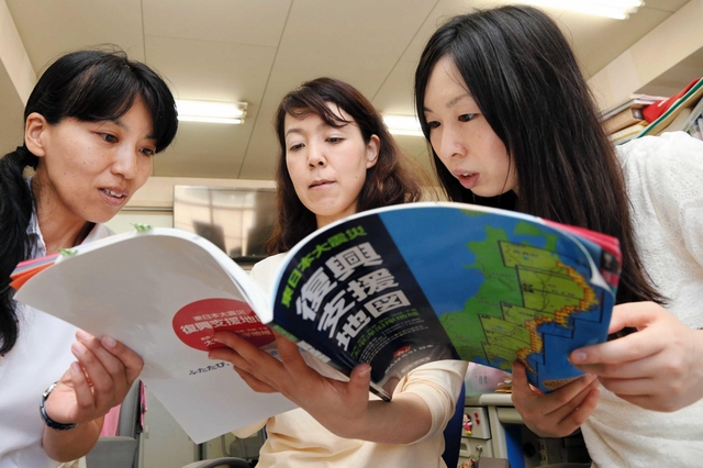 環防の担任を務める（左から）桝田順子、波江野記子、大深優子の３教諭＝神戸市垂水区学が丘（撮影・岡本好太郎）