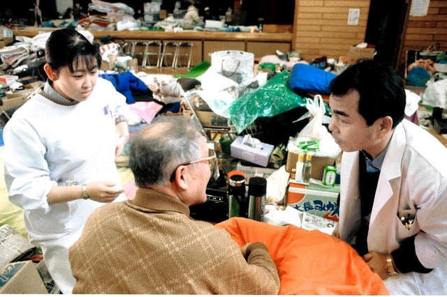 阪神・淡路大震災の避難所を巡回する医師ら。多くの高齢者が避難生活で体調を崩した＝１９９５年２月７日、神戸市兵庫区水木通、水木小学校