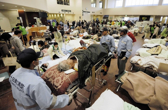 東日本大震災後、多くの患者で混雑する石巻赤十字病院。津波を免れ、災害医療の拠点となった＝２０１１年３月１３日、宮城県石巻市蛇田