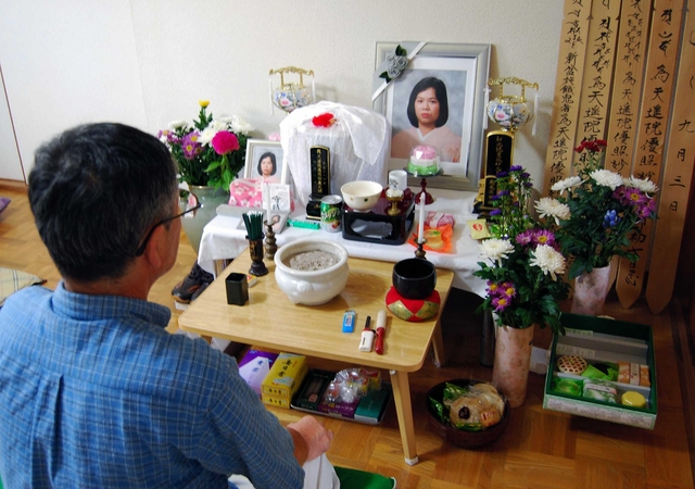 妻広美の遺影に向かう高橋清。「子どものためにいつも一生懸命だった」＝福島市大森