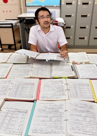 旧耐震住宅の危険性を浮き彫りにした藤江さん。当時のアンケートは神戸大の倉庫に保管されていた＝神戸市灘区六甲台町（撮影・中西幸大）