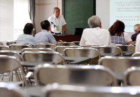 耐震化の重要性を説く稲毛政信さん。最近の講演は、空席が目立つ＝神戸市中央区吾妻通４（撮影・中西大二）