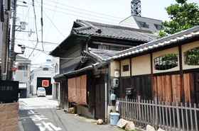 耐震不足の住宅が多い地区を抽出し、対策を急ぐ。市街地に古い家が点在する＝大阪府岸和田市