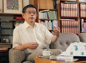 巨大災害に警鐘を鳴らし続ける石橋克彦さん。私たちは次の大地震の「震災前を生きている」と話す＝神戸市内の自宅