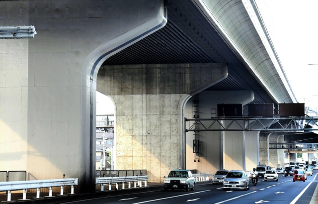 阪神高速道路神戸線。阪神・淡路大震災後の耐震基準を満たすが、基準そのものが問われている＝神戸市東灘区深江本町
