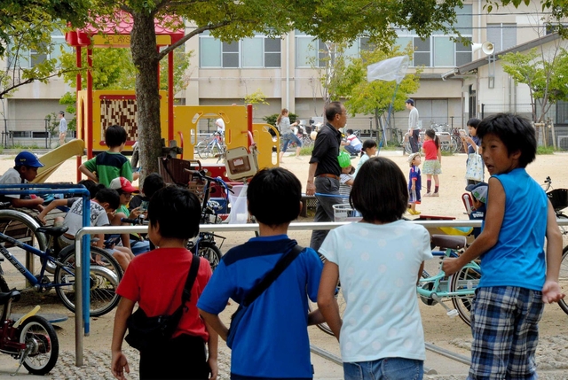 子どもたちであふれる高木公園。まちづくりに携わった住民たちの思いがこもる＝西宮市高木東町（撮影・笠原次郎）