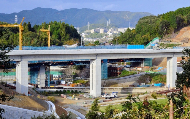 建設工事が進む新名神高速道路＝兵庫県猪名川町広根（撮影・笠原次郎）