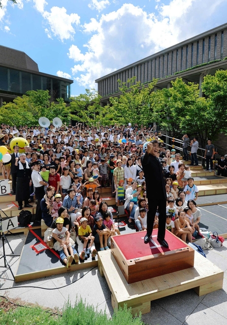 兵庫県立芸術文化センター１０周年のポスター撮影。佐渡裕さんの指揮に合わせ、住民らが「おめでとう」と叫んだ＝西宮市高松町（撮影・宮路博志）